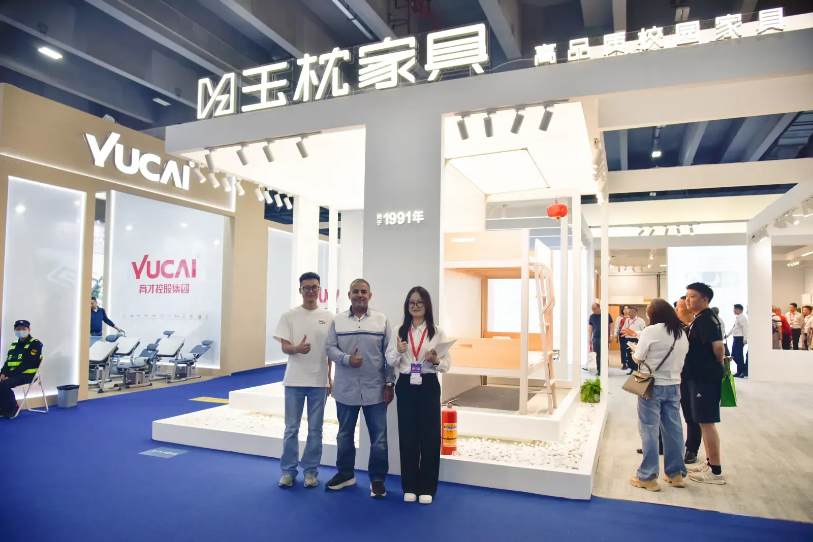 Yuzhen team welcoming an international visitor at the CIFF Guangzhou exhibition booth Yuzhen team welcoming an international visitor at the CIFF Guangzhou exhibition booth